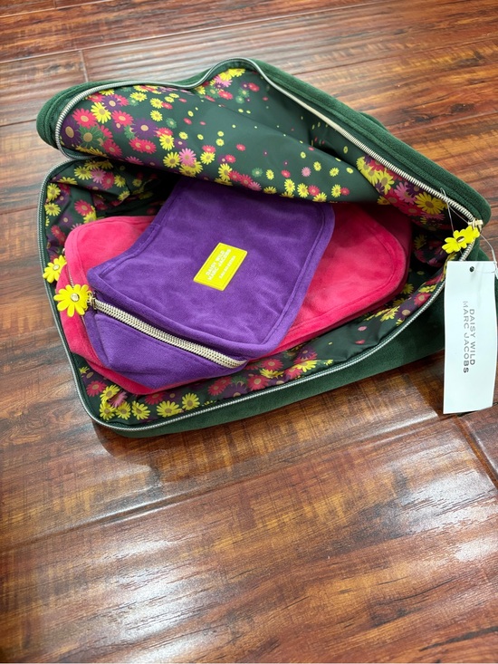 Marc Jacobs Handbags - NEW Marc Jacobs Daisy Wild Makeup Bags / Packing Cubes set